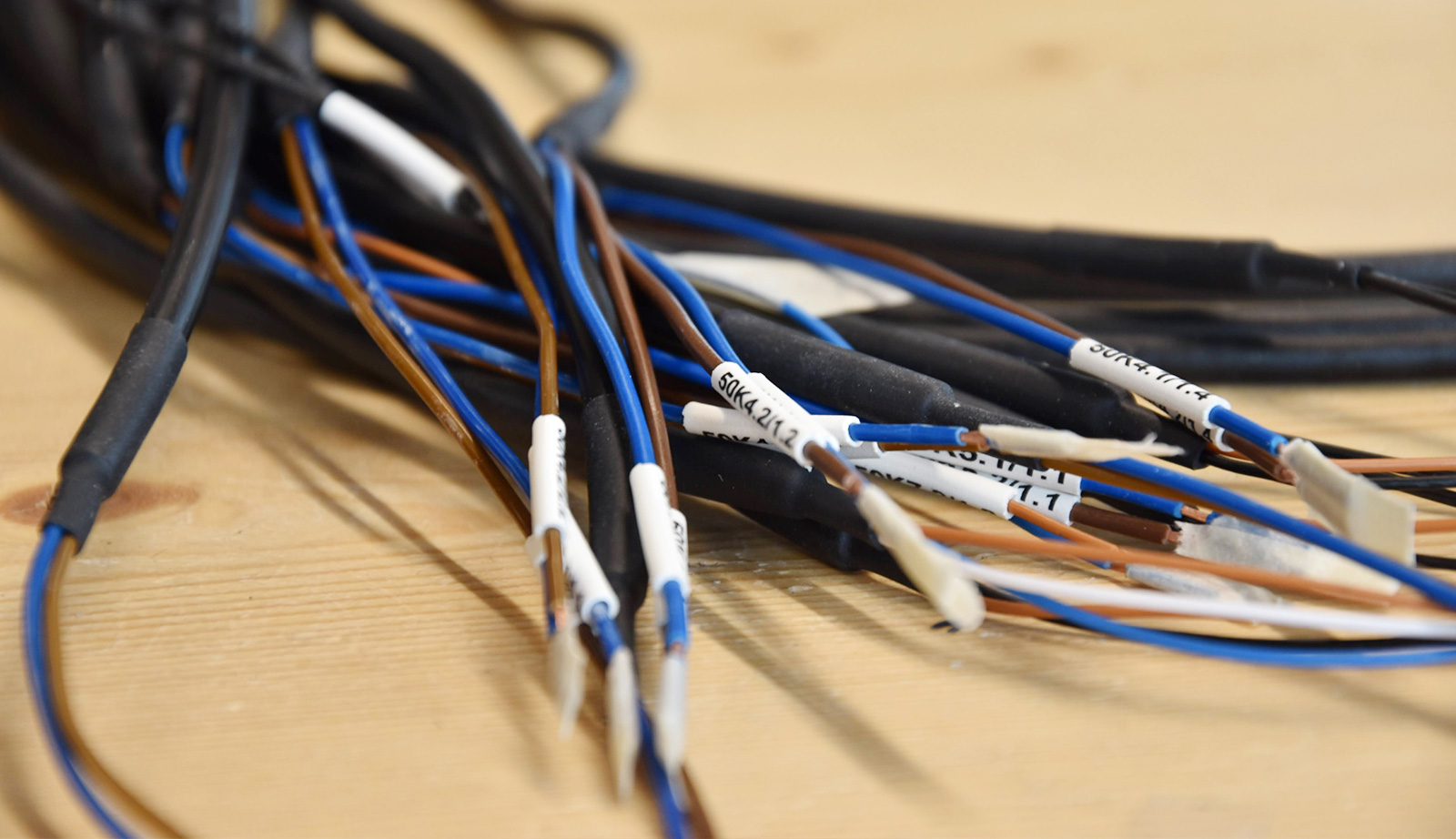 kabelkonfetion kabelbearbeitung sensorkabel verdrahtung kabelbeschriftung litzenbeschriftung abisolieren zugkraftmessung crimpen